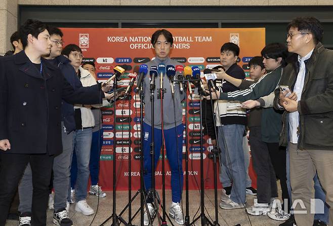 [인천공항=뉴시스] 김근수 기자 = 홍명보 대한민국 축구 국가대표팀 감독이 21일 인천 중구 인천국제공항 제1여객터미널에서 취재진 질문에 답하고 있다. 2024.11.21. ks@newsis.com