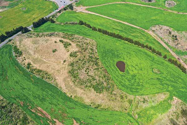 하늘에서 본 가메오름과 습지. 오름은 커다란 물고기를 닮았다.