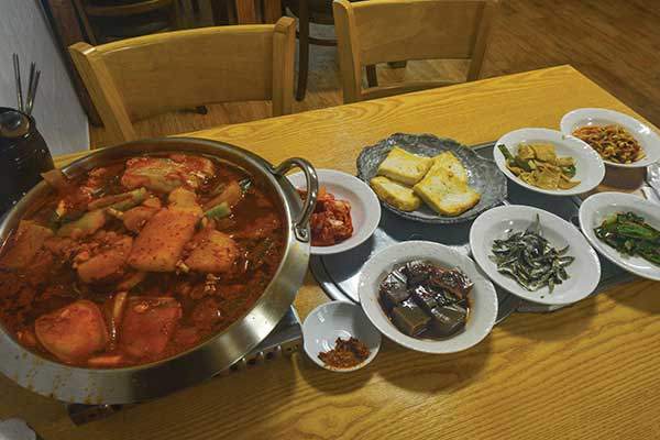 '녹차골정식'의 대표 메뉴 '제주은갈치조림'.