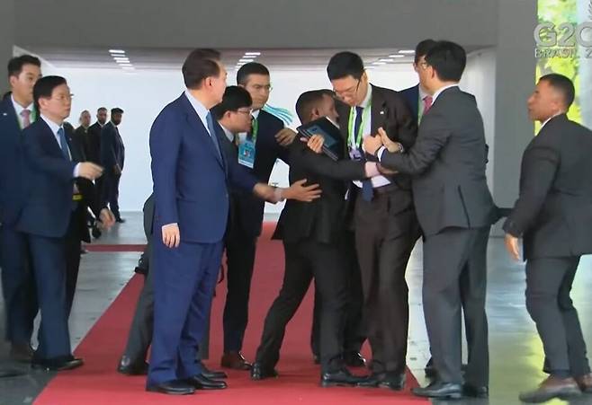 11월19일(현지시각) 브라질 리우데자네이루 현대미술관에서 열린 주요 20개국(G20) 정상회의 입장 도중 윤석열 대통령의 통역 담당 수행원이 현지 보안요원들과 실랑이를 벌이는 모습 ⓒ 영국 스카이뉴스 유튜브 캡처