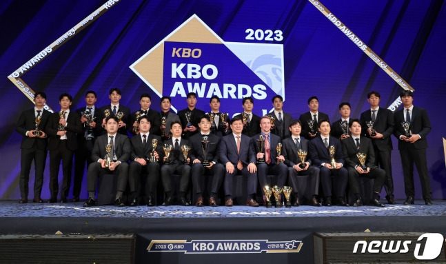 2023 신한은행 SOL KBO 시상식에서 수상자들이 기념 촬영을 하고 있다. /사진=뉴스1