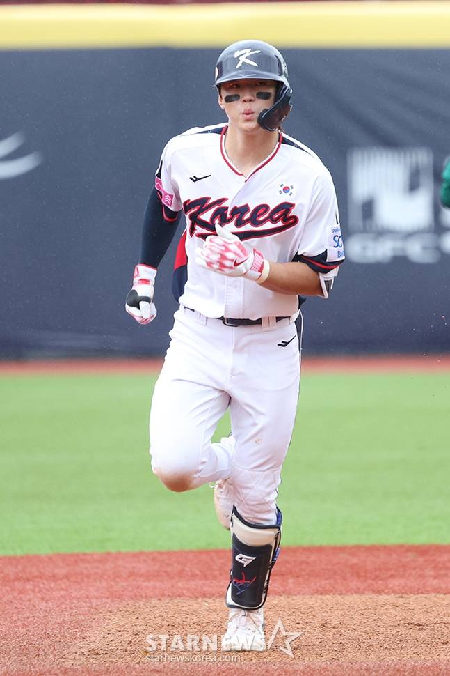 '2024 WBSC 프리미어12' B조 예선 한국-호주전이 지난 18일 대만 티엔무 야구장에서 열렸다.  한국 김도영이 6회말 2사 1루에서 좌월 2점 홈런을 날린 후 홈인하고 있다. /사진=김진경 대기자