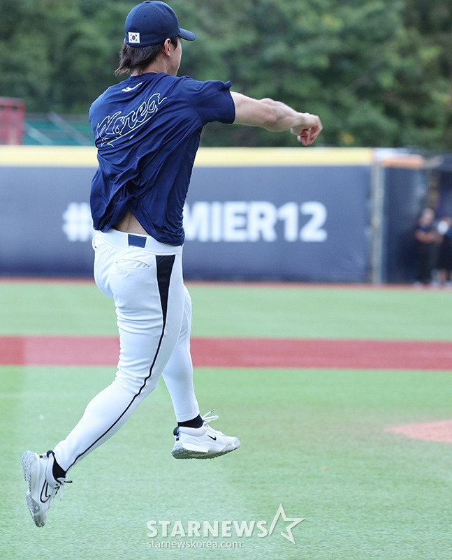 '2024 WBSC 프리미어12' B조 예선 한국-도미니카전이 지난 16일 대만 티엔무 야구장에서 열렸다.  김도영이 수비 훈련을 하고 있다. /사진=김진경 대기자