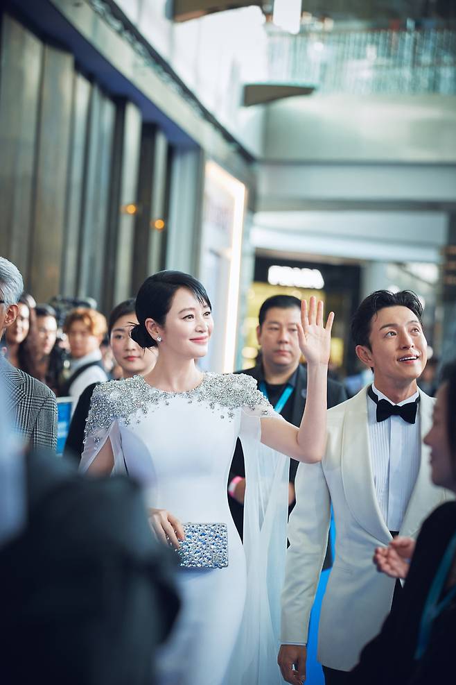 ‘2024 DCS’ 블루카펫에 참석한 ‘트리거’ 김혜수, 정성일(왼쪽부터) . 사진| 월트디즈니컴퍼니