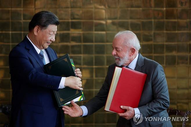중국-브라질 정상회담 [브라질리아 로이터=연합뉴스) 시진핑 중국 국가주석(왼쪽)과 루이스 이나시우 룰라 다시우바 브라질 대통령이 20일(현지시간) 브라질리아에서 정상회담을 하고 양자 협약서를 교환하고 있다. 2024.11.21
