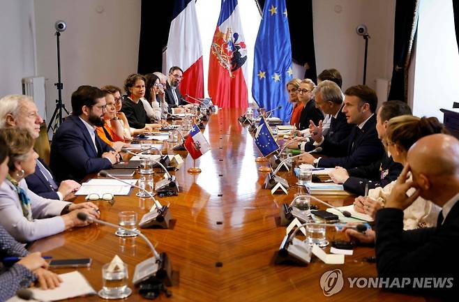 마주 앉은 칠레-프랑스 대통령 [산티아고 AFP=연합뉴스. 재판매 및 DB 금지]