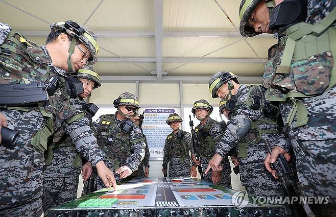 '시니어 아미', 워게임 (춘천=연합뉴스) 이진욱 기자 = 예비병력이 되겠다며 창단한 '시니어 아미' 회원들이 4일 오후 춘천과학화예비군훈련장에서 시가지 전투 훈련 체험에 앞서 워게임을 하고 있다. 2024.11.4 cityboy@yna.co.kr