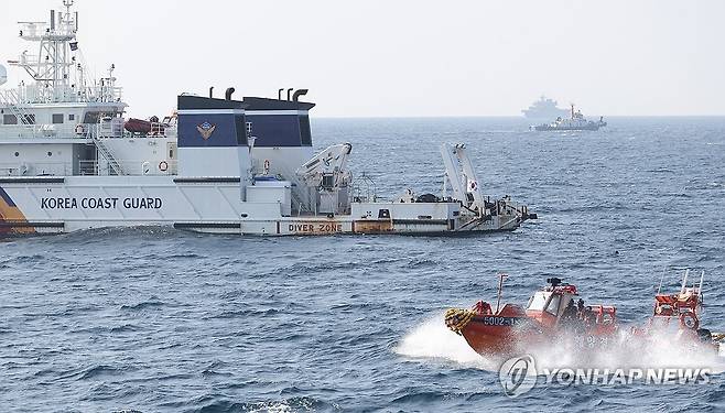 금성호 실종자 수색작업 (제주=연합뉴스) 박지호 기자 = 부산 선적 대형 선망 금성호(129t) 침몰 사고 닷새째인 13일 오전 제주 비양도 북서쪽 22㎞ 사고해역에서 해경 등이 실종자 수색작업을 하고 있다. 2024.11.13 jihopark@yna.co.kr