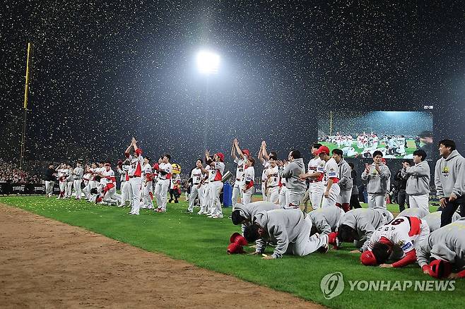 팬들 향해 인사하는 KIA 선수단 (광주=연합뉴스) 신현우 기자 = 28일 광주 기아챔피언스필드에서 2024 신한 SOL뱅크 KBO 포스트시즌 한국시리즈 우승팀 KIA 타이거즈 선수단이 관중을 향해 인사하고 있다. 2024.10.28 nowwego@yna.co.kr