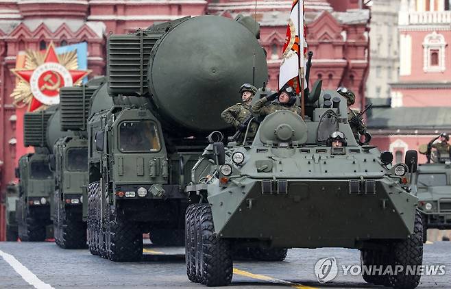 러 전승절 열병식에 등장한 ICBM 지난 2024년 5월 러시아 모스크바 중심가에서 진행된 제79주년 전승절 열병식에 야르스 대륙간탄도미사일(ICBM)이 선보이고 있다. [EPA=연합뉴스 자료사진. 재배포 및 DB 금지]