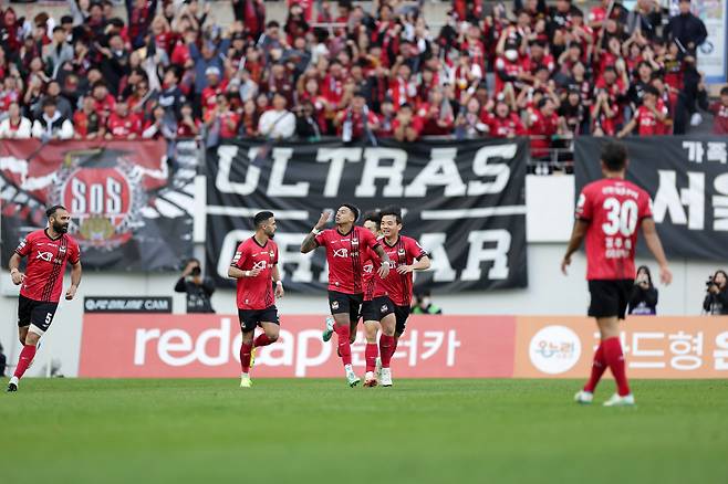 서울월드컵경기장/ K리그1/ 파이널A/ FC서울 vs 울산HDFC/ 서울 린가드 득점, 황도윤, 단체/ 골 세레머니/ 사진 정재훈