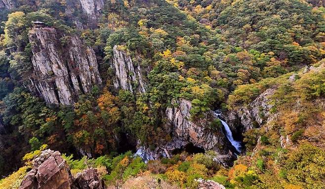 소금강 전망대에서 내려다 본 연산폭포와 선일대