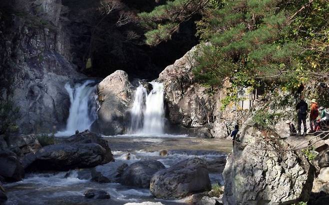 내연산 12폭포 중 제1폭포인 상생폭포