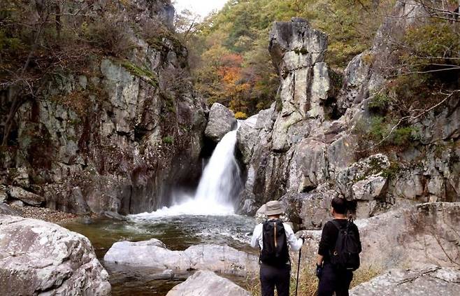 제8폭포인 은폭포를 감상하고 있는 등산객들