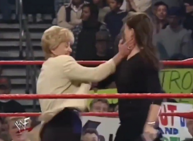 린다 맥마흔 교육부장관 내정자가 링위에서 딸를 때리는 모습. 엑스(X·옛트위터)