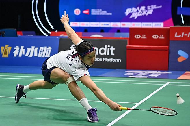 안세영이 22일 BWF(세계배드민턴연맹) 중국 마스터스 여자단식 8강전에서 중국 장이만의 공격을 받아내고 있다. /AFP연합뉴스