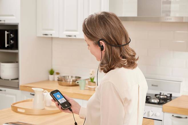 디지털 헬스케어 기업 뉴라이브의 '소리클' 착용 모습. 소리클은 귀를 통해 뇌를 자극해 이명, 퇴생성뇌질환을 치료하는 전자약이다. 뉴라이브는 소리클에 적용한 기술을 활용해 마약 중독 환자의 금단 현상을 줄이는 기술을 개발 중이다./뉴라이브