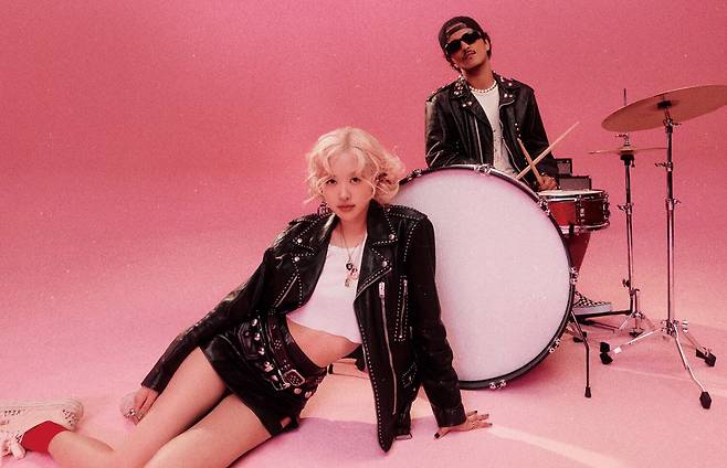 듀엣곡 ‘아파트’를 발표한 로제(왼쪽)와 브루노 마스. 브루노 마스는 로제의 또 다른 선공개 신곡 '넘버 원 걸'에 프로듀서로 참여했다. /더블랙레이블