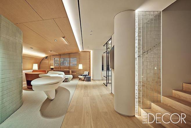 무니크 마감재로 공간의 깊이를 만들고, 빛의 대비와 스모그 효과로 극적인 분위기를 완성한 프로젝트.