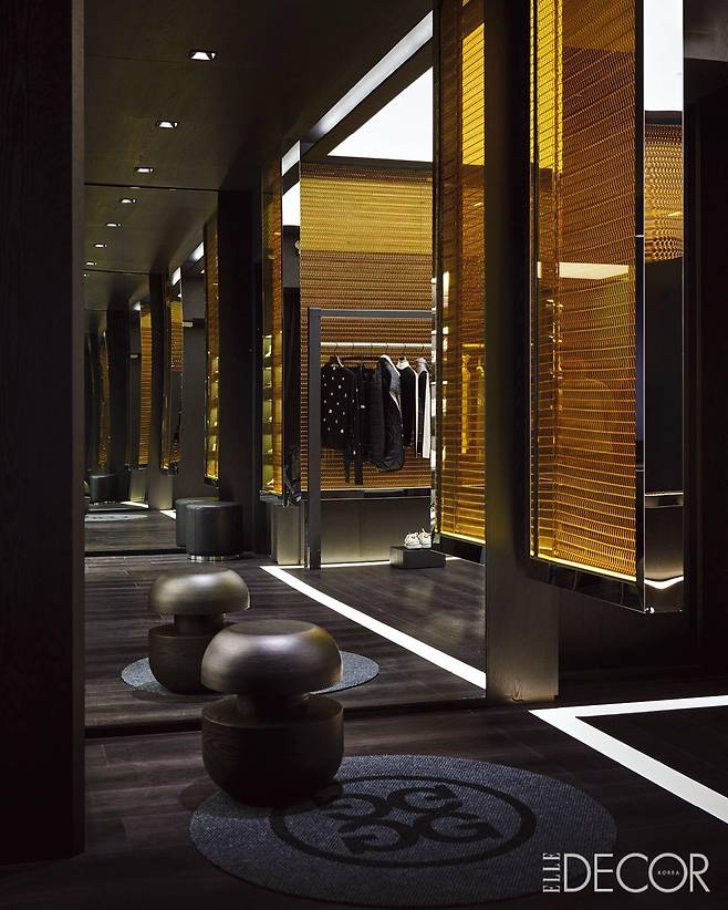 서핑하는 투숙객을 겨냥해 과감한 색감과 패턴을 도입한 더 쿨리스트 호텔 수영장.