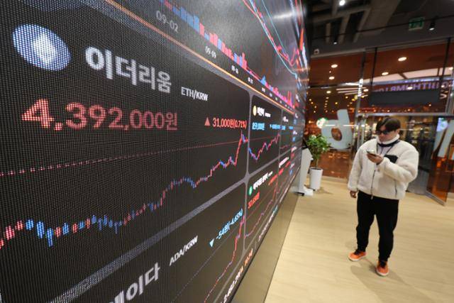 21일 오후 서울의 한 가상화폐소 현황판에 표시된 이더리움 실시간 거래 가격. 연합뉴스