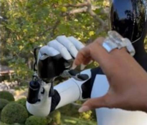 미국 스타 킴 카다시안이 테슬라가 개발한 휴머노이드 로봇 ‘옵티머스’와 손으로 하트를 만들고 있다. 킴 카다시안 엑스 캡처