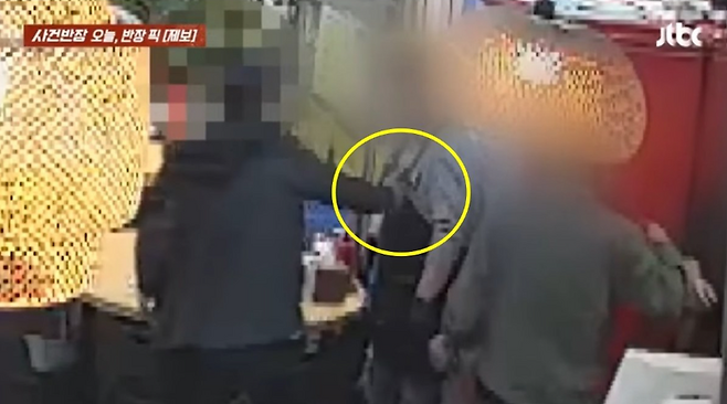 식당 바닥에 침을 뱉다가 제자당한 중년 진상손님. 식당 사장이 주의를 주자 화를 내며 여직원의 가슴을 툭툭 치는 모습. [사진 출처 = JTBC 사건반장 갈무리]