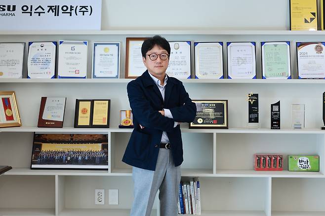 정용진 익수제약(주) 대표이사는 “본사 소재지인 강동구를 시작으로 전국으로 봉사활동 영역을 넓힐 계획이며 정기적이고 지속가능한 사회공헌 활동으로 고객에게 감사와 사회적 책임을 다하겠다”고 밝혔다. [사진 제공 = 익수제약]