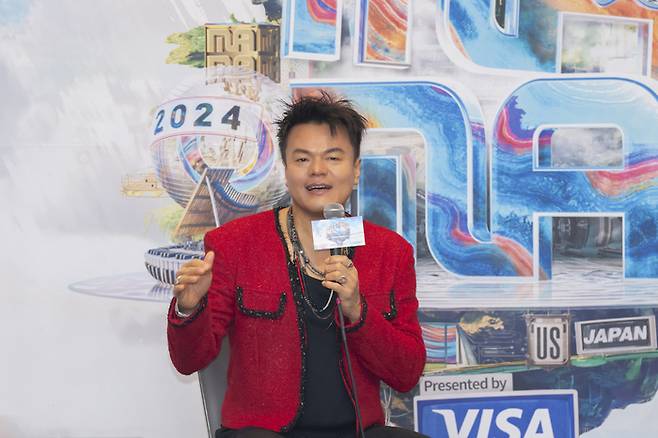 21일(현지시간) 가수 박진영이 미국 로스엔젤레스 헐리우드 돌비시어터에서 열린 ‘MAMA 어워즈’ 기자 간담회에서 기자들에게 설명하고 있다. <CJ ENM>