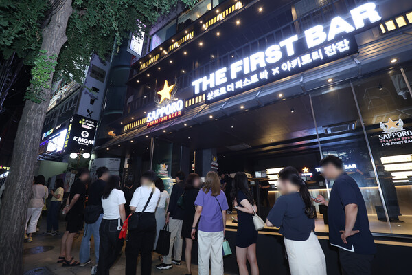 지난해 서울 마포구 홍대거리에 열린 삿포로 더 퍼스트바 팝업 스토어. [삿포로맥주 제공]