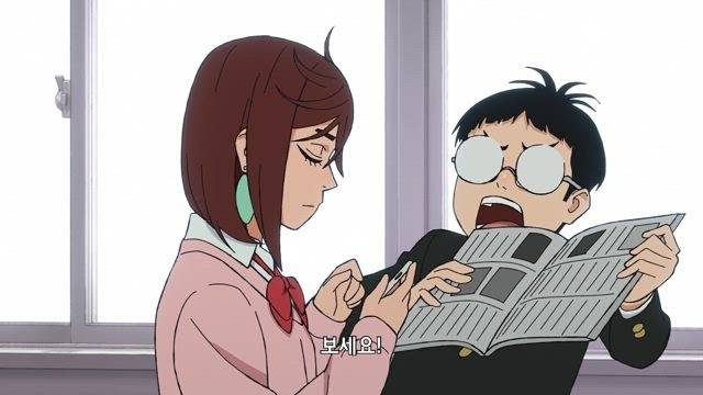 명실상부 핫걸인 아야세 모모와 교내 서열 최하위 오타쿠 소년 오카룽이 주인공이 되어 이야기를 이끌어간다.[넷플릭스 제공]