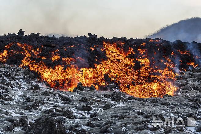 [레이캬네스=AP/뉴시스] 21일(현지시각) 아이슬란드 레이캬네스 반도에서 폭발한 화산의 용암이 블루라군 온천으로 향하고 있다. 2024.11.22.