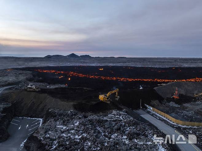 [레이캬네스=AP/뉴시스] 21일(현지시각) 아이슬란드 레이캬네스 반도에서 폭발한 화산의 용암이 블루라군 온천으로 향하고 있다. 2024.11.22.