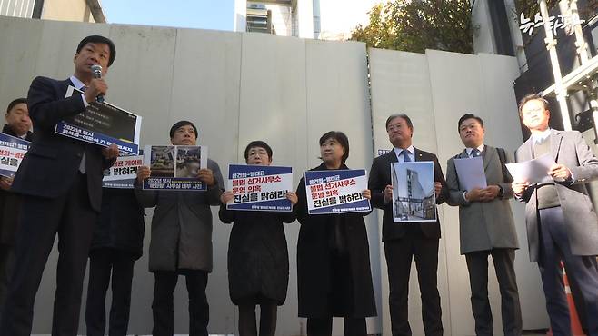 지난 18일 오전, 더불어민주당 ‘명태균 게이트 진상조사단’은 불법 선거사무소로 지목된 서울 강남 화랑 건물에서 기자회견을 열었다. 