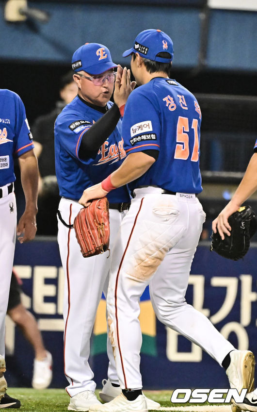 [OSEN=잠실, 박준형 기자] 한화 김경문 감독(왼쪽)이 홈런 포함 4안타 4타점 맹활약 펼친 장진혁과 하이파이브를 하고 있다.  2024.08.23 / soul1014@osen.co.kr