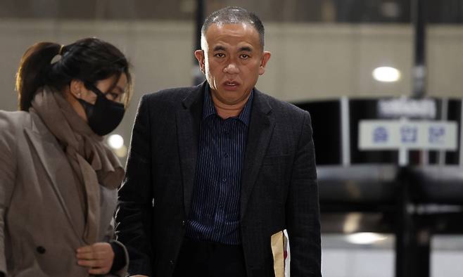 김건희 여사 공천 개입 의혹과 미래한국연구소의 불법 여론조사 의혹 등 사건의 핵심 인물인 명태균 씨가 지난 8일 경남 창원시 성산구 창원지방검찰청(창원지검)에서 나오고 있다. 왼쪽은 변호인 김소연 변호사. 연합뉴스
