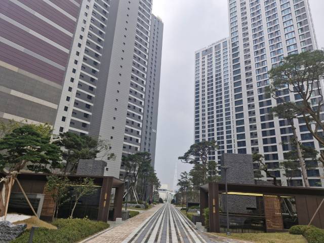 올림픽파크포레온에서 보이는 롯데타워. 박형윤 기자