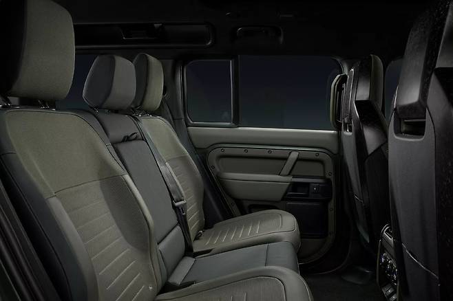 랜드로버 디펜더 옥타 실내