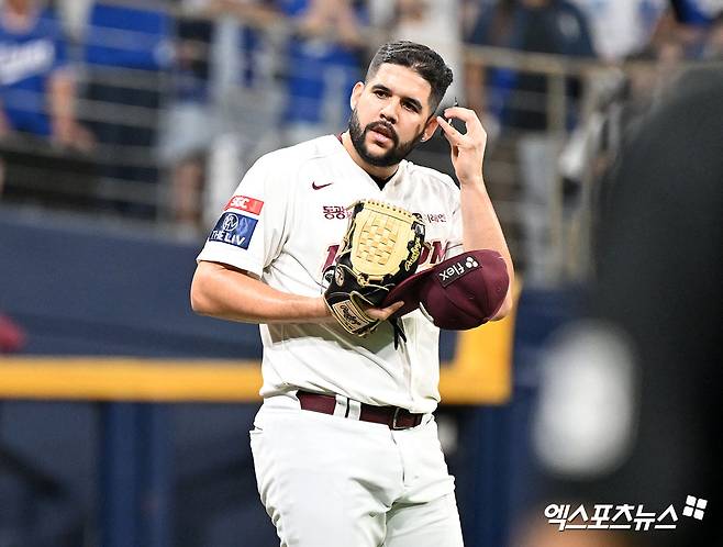 27일 오후 서울 구로구 고척스카이돔에서 열린 '2024 신한 SOL Bank KBO리그' 삼성 라이온즈와 키움 히어로즈의 경기, 6회초 1사 1루 키움 선발투수 헤이수스가 피치컴 수신기 상태를 점검하고 있다. 엑스포츠뉴스 DB