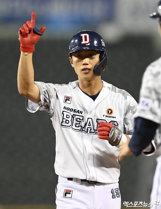 19일 오후 서울 송파구 잠실야구장에서 열린 '2024 신한 SOL Bank KBO리그' NC 다이노스와 두산 베어스의 경기, 7회말 1사 1루 두산 전민재가 안타를 때려낸 뒤 세리머니를 하고 있다. 엑스포츠뉴스 DB