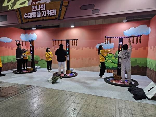 - 떨어지는 수제빵을 잡으면 코인을 줍니다