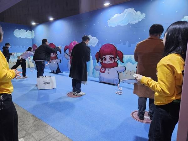 - 스노우메이지 등신대에 고리를 던져서 걸어야 한다