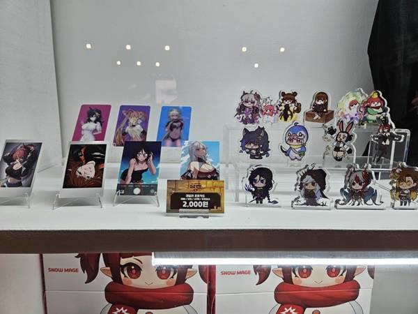 - 아크릴 스탠도로도 존재감을 뽐내는 비질란테