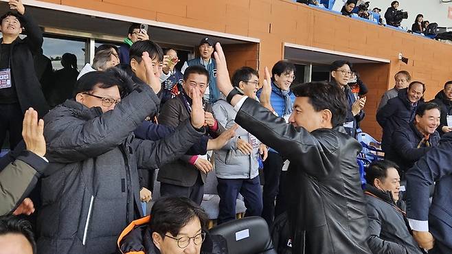 강원 FC 구단주 김진태 강원도지사가 양민혁 골을 축하하고 있다.