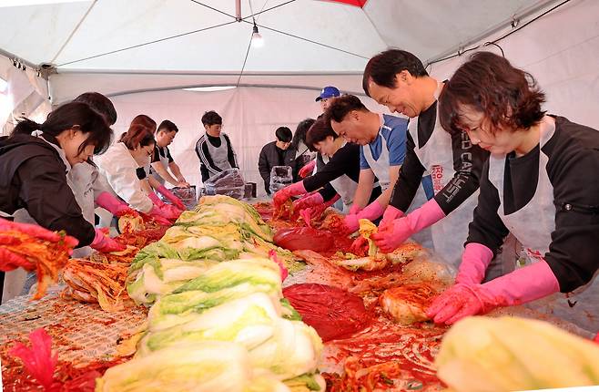 지난 11월 1~3일에 열린 '괴산 김장 축제' 참가자들이 함께 김장을 하고 있다. 축제가 끝나도 11월 말까지 괴산군 10개 농가에서 '마을 김장 체험'을 진행한다. / 괴산군