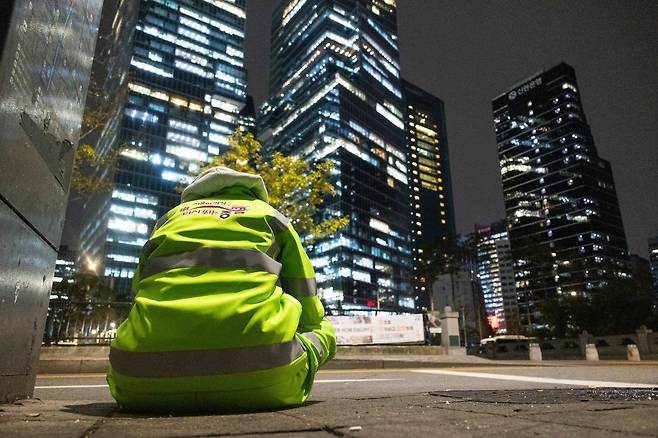 본지 조유미 기자가 바닥에 주저앉아 앞으로도 무단투기는 절대 하지 않겠다고 다짐하고 있다. /김용재 영상미디어 기자