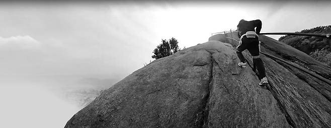 올해 초 거동이 불편했던 65세 남성이 한국과학기술연구원(KIST)의 웨어러블 로봇 '문워크 옴니'를 입고 북한산을 오르고 있다. 최근 국내 기업들이 웨어러블 로봇을 잇따라 출시하면서, 노약자뿐 아니라 하체 운동이 필요한 중장년층까지 이용자가 크게 늘고 있다. /한국과학기술연구원