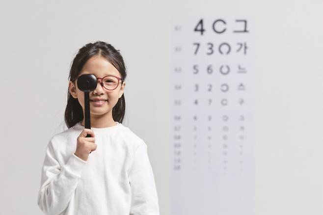 시력 검사를 통해 렌즈의 굽은 정도인 ‘곡률’을 결정한다. 곡률에 따라 빛이 맺히는 위치가 달라진다. 게티이미지뱅크 제공