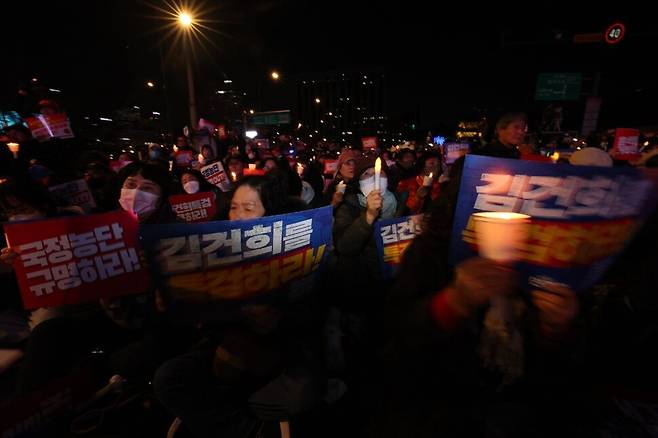 거부권을 거부하는 전국비상행동\'이 23일 오후 서울 광화문 북측광장에서 연 김건희 채상병 특검 추진, 국정농단 규명! 윤석열을 거부한다 2차 시민행진\' 집회에서 참석자들이 구호를 외치고 있다. 김태형 기자 xogud555@hani.co.kr