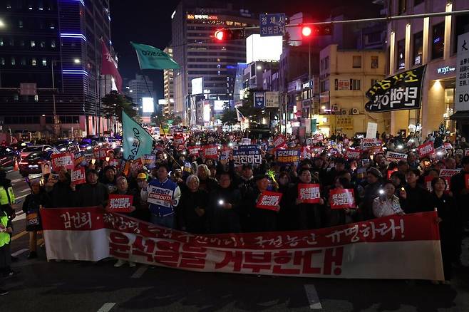 `거부권을 거부하는 전국비상행동\'이 23일 오후 서울 광화문 북측광장에서 연 `김건희 채상병 특검 추진, 국정농단 규명! 윤석열을 거부한다 2차 시민행진\' 집회에서 참석자들이 명동역을 향해 행진하며 구호를 외치고 있다. 김태형 기자 xogud555@hani.co.kr